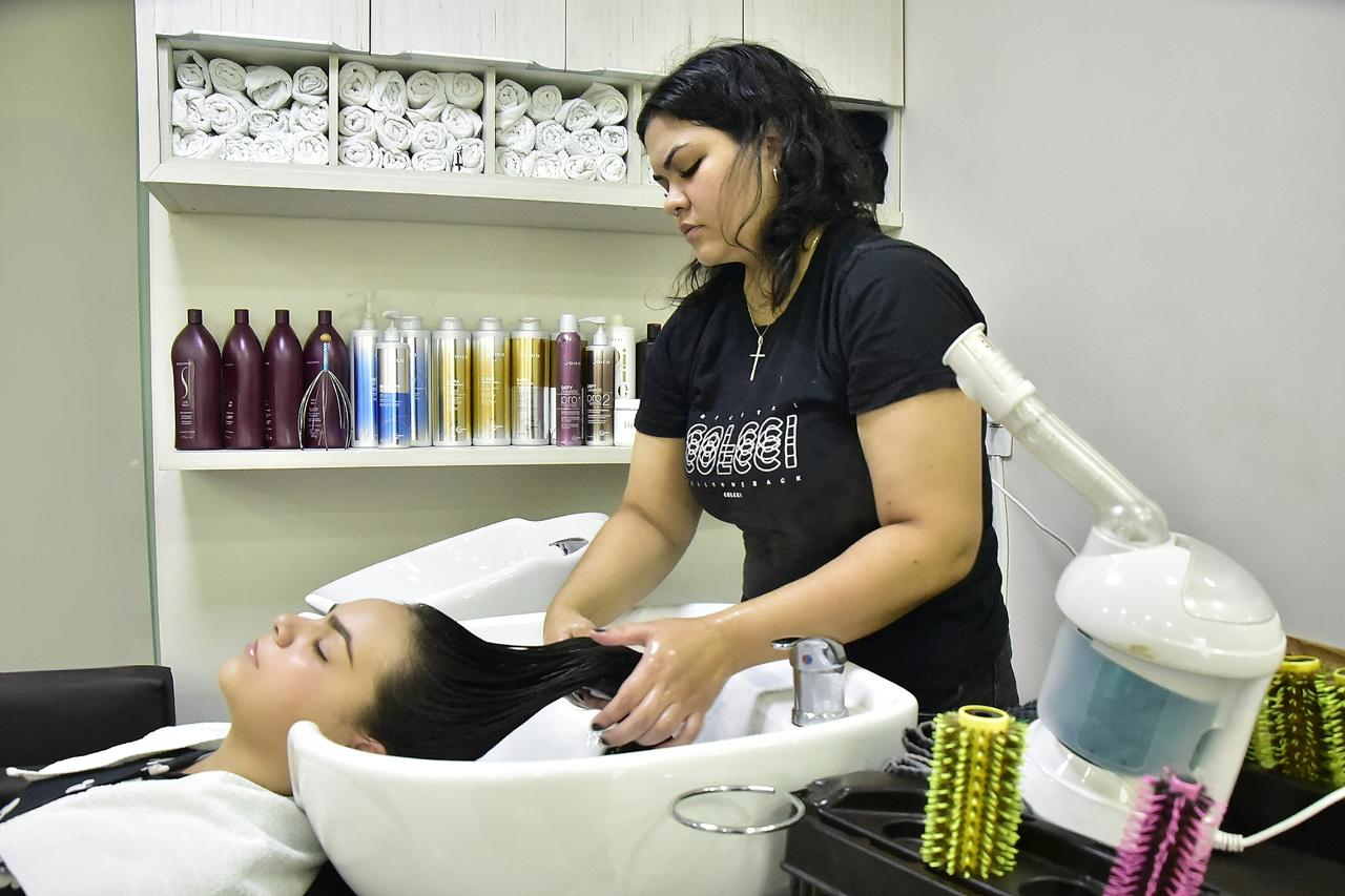 Lavagem profissional no lavatório do salão