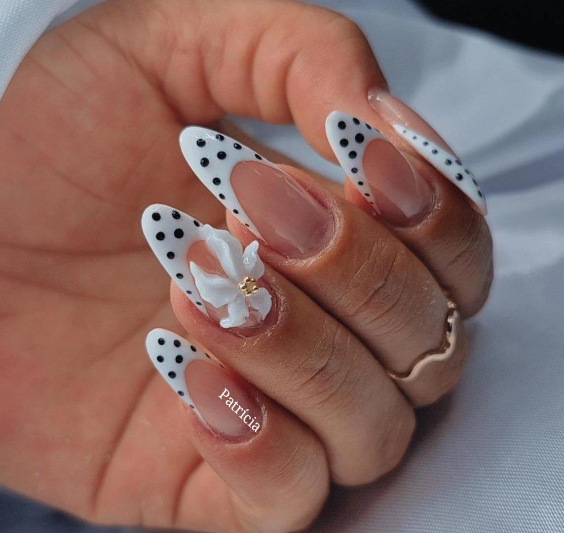 Nail art com desenho artesanal em relevo