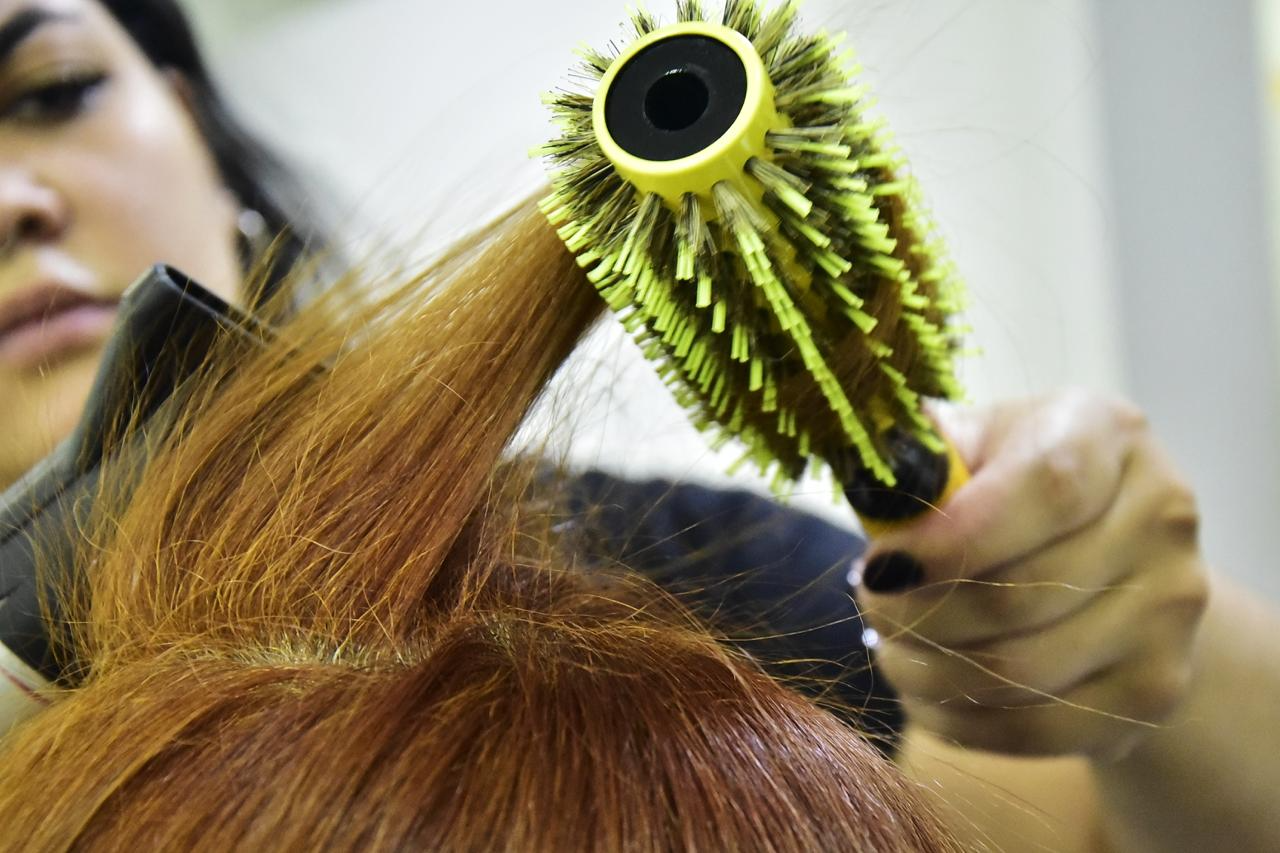 Escova modelada sendo finalizada no salão
