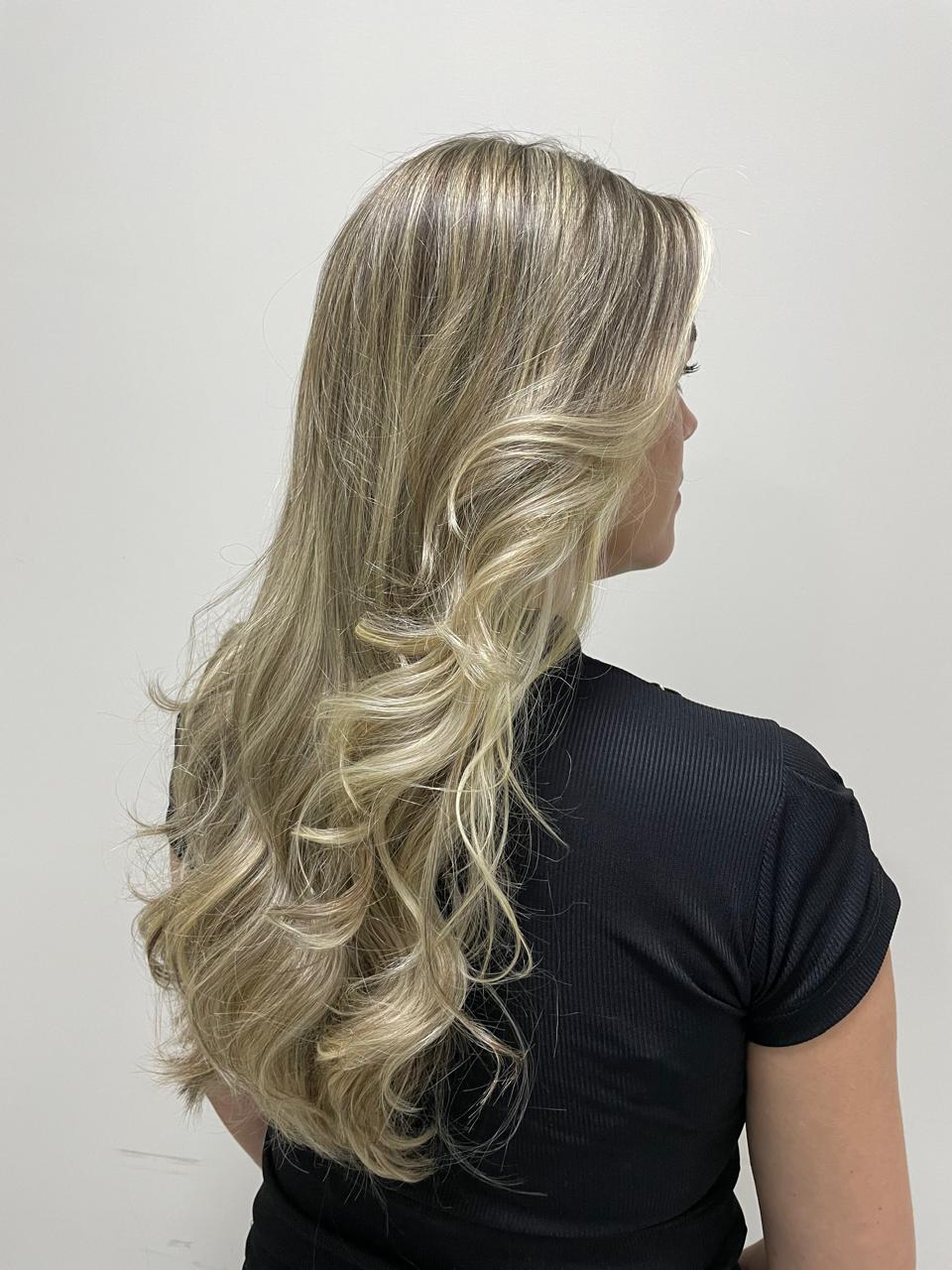 Loiro iluminado com ondas volumosas